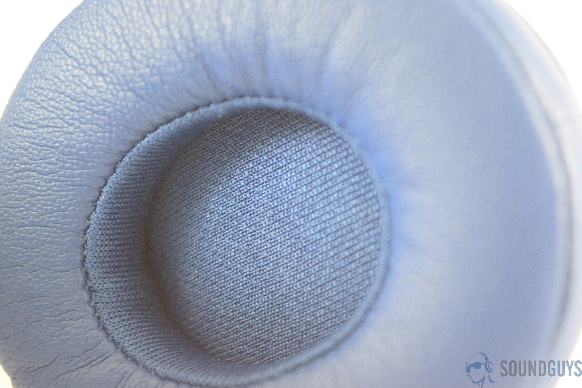 beats-solo-2-sg-5 Shot of the blue earpad of the Beats Solo 2.