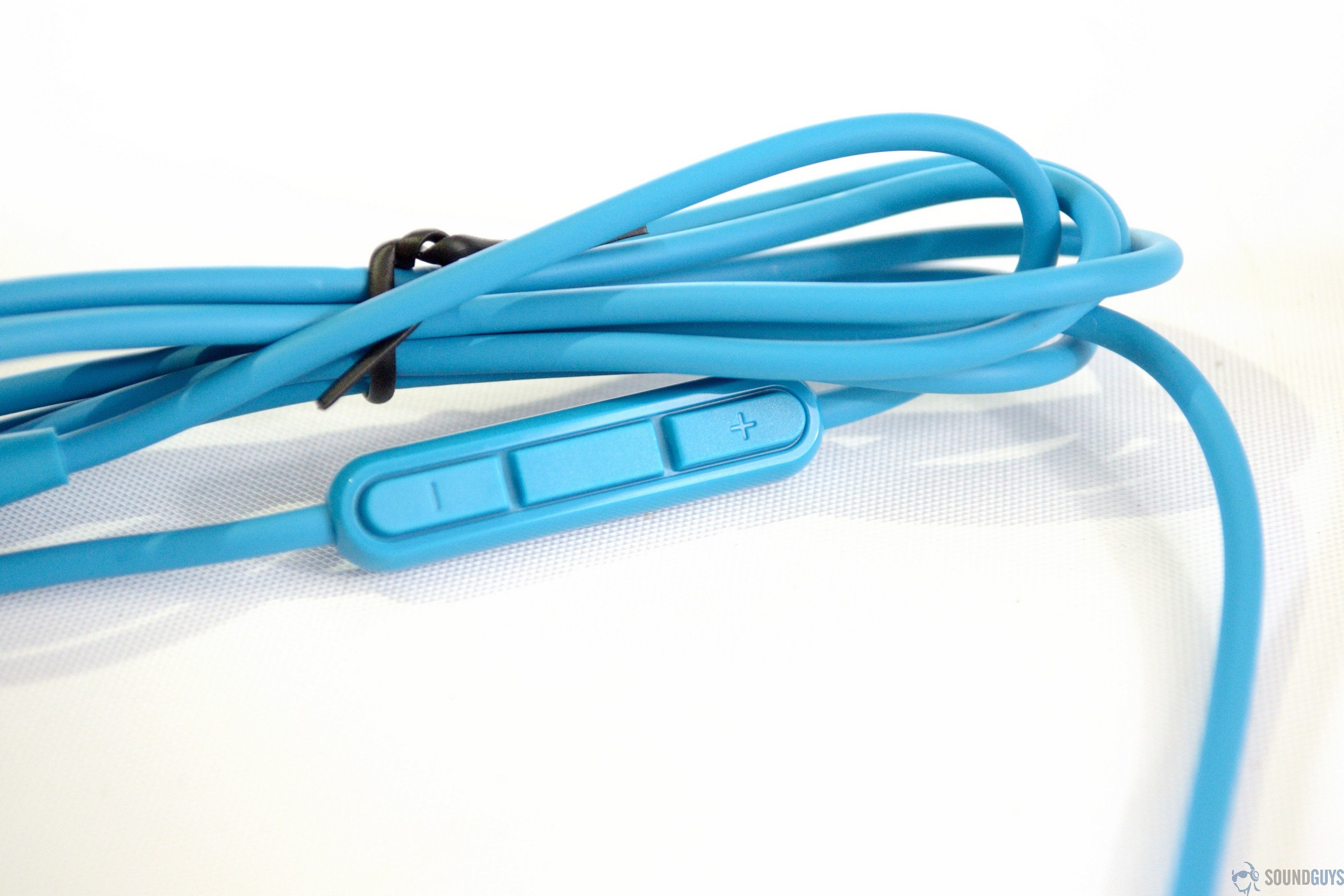 A photo of the bundled 3.5mm cable included with the Bose QuietComfort 25.