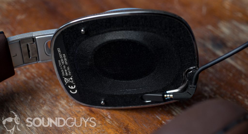 A photo of the removable cable of the Bowers and Wilkins P9 Signature.