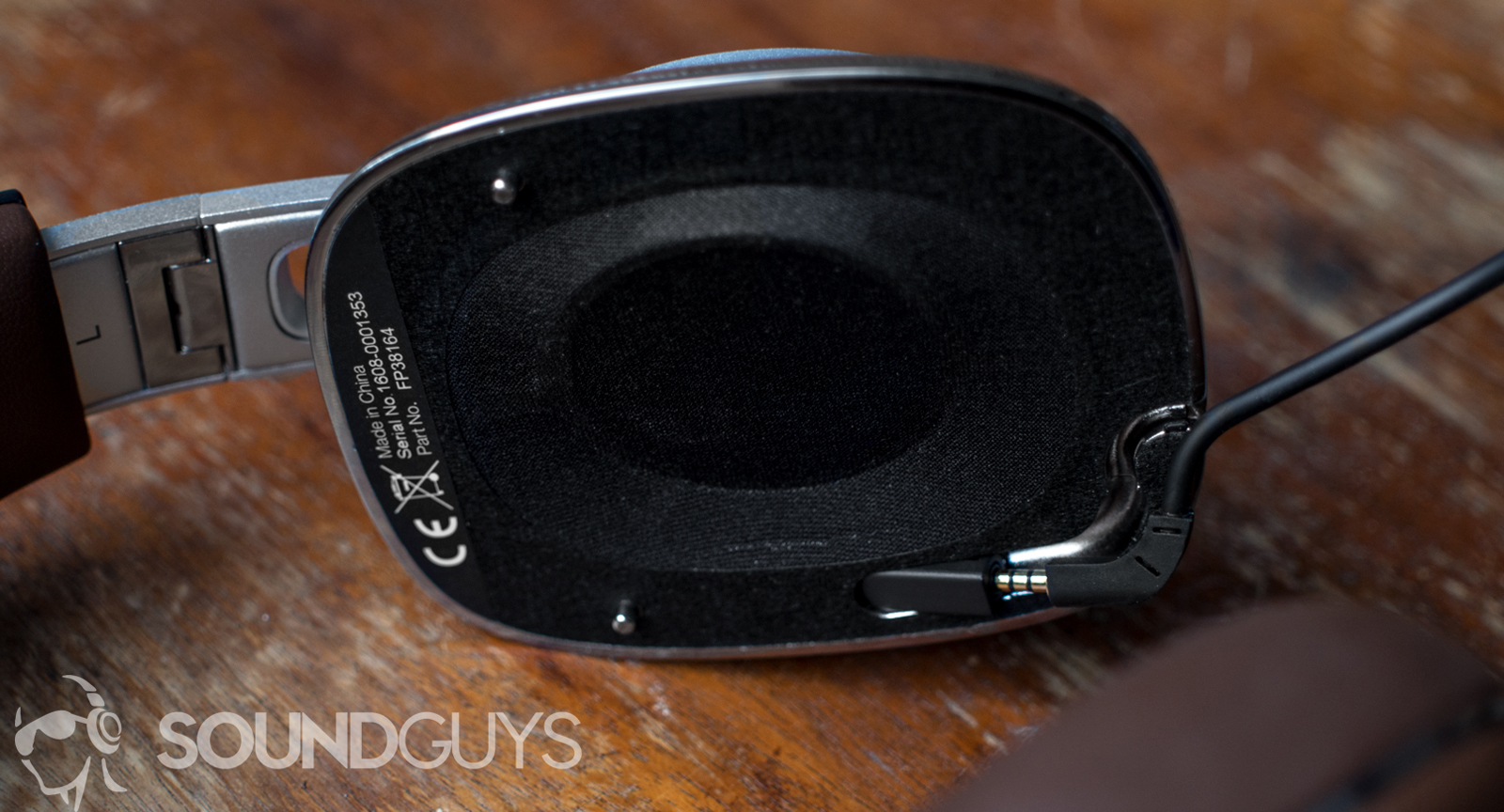 Bowers-and-wilkins-p9-signature-cable A photo of the removable cable of the Bowers and Wilkins P9 Signature.