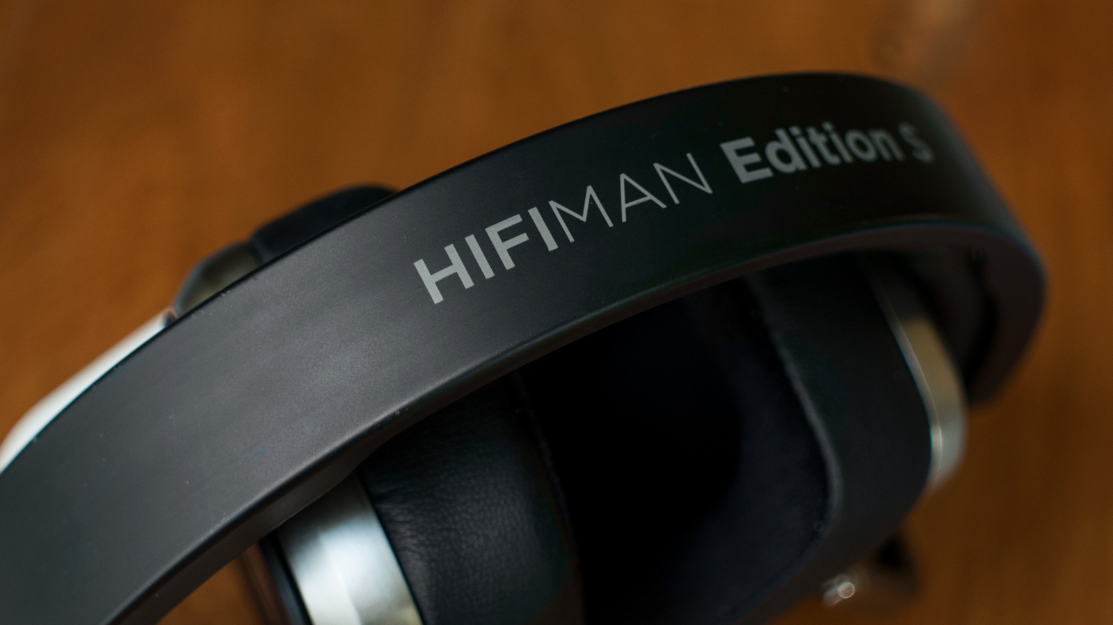 A photo of the HiFiMan Edition S' band.