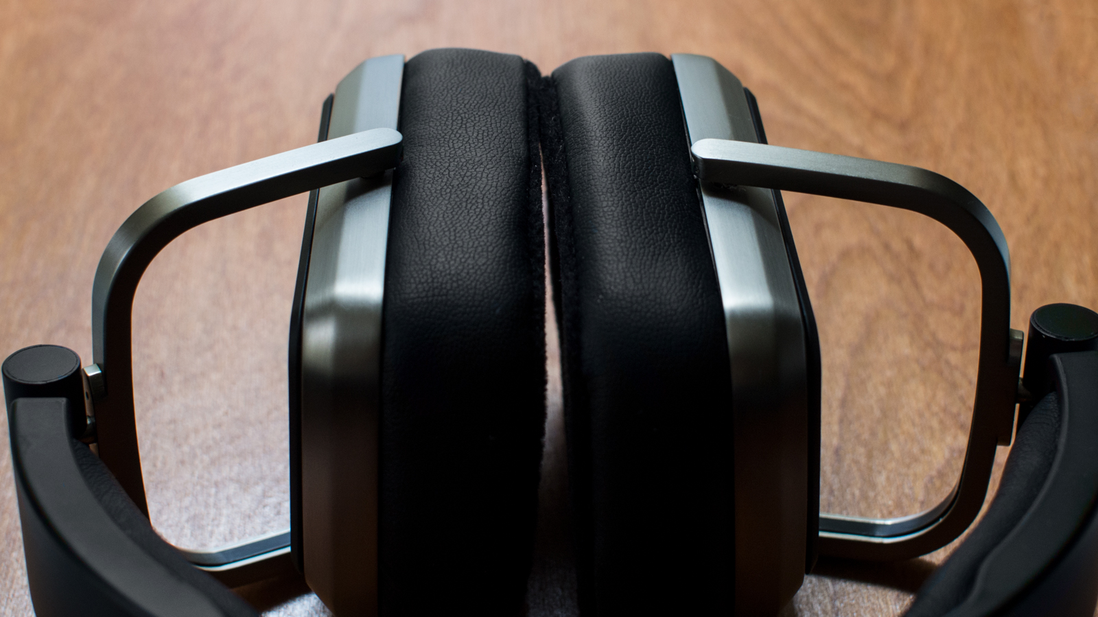 A photo of the leatherette and velour ear pads of the HiFiMan Edition S.