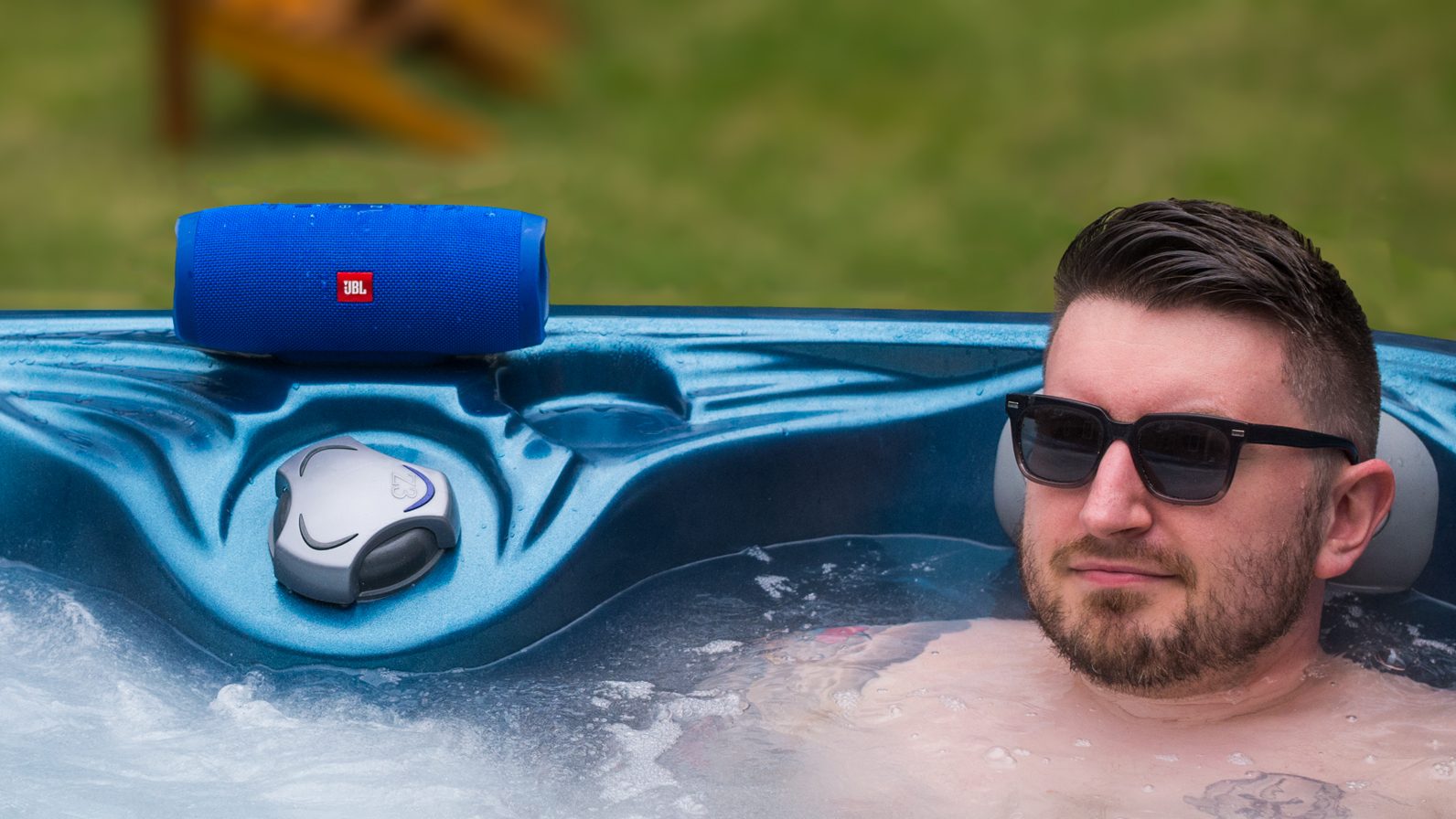 JBL Charge 3 utilisé à proximité d'un bain à remous.