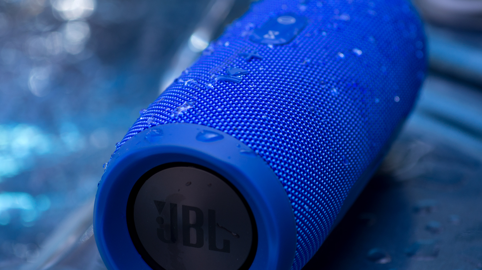 JBL Charge 3 utilisé dans un bain à remous avec de l'eau dessus.