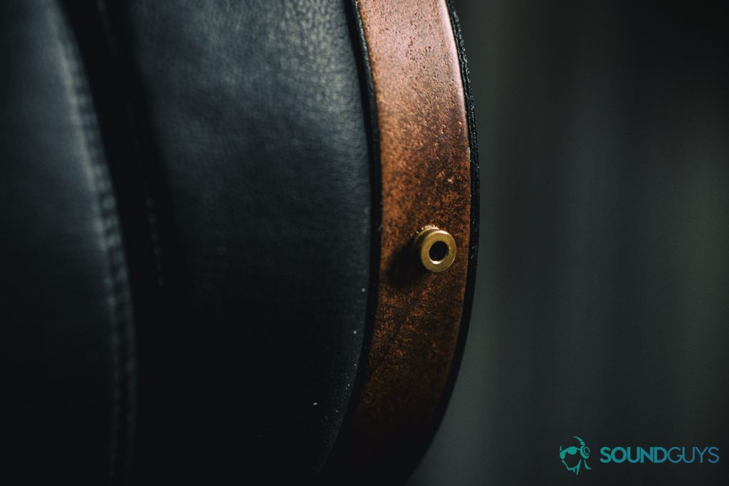 A photo of the Monoprice Monolith M1060's ear cup connector.