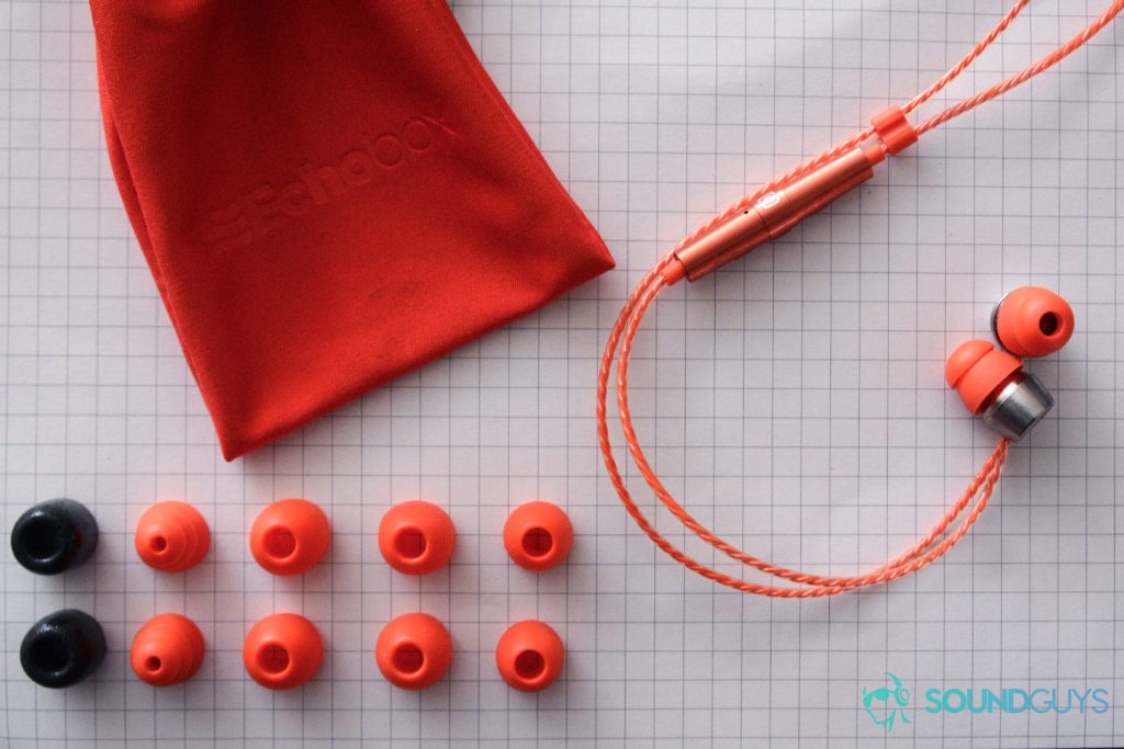 A photo of the Echobox Traveler in-ears and the contents of its package.