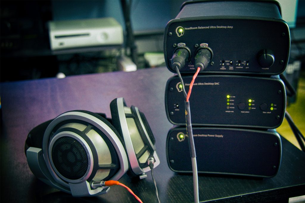 A photo of the Sennheiser HD 800 with a Headroom DAC, Headroom amplifier, and Headroom power supply.