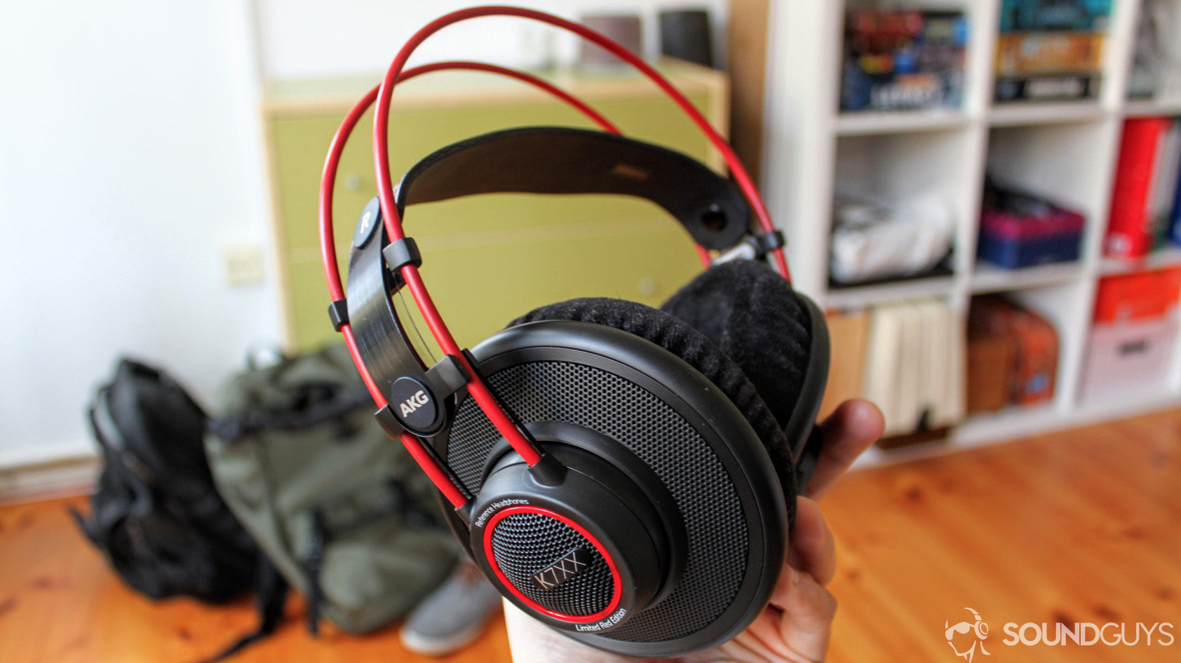soundguys-akg-k7xx-review-1-3 A photo of the AKG K7XX's band which looks out of shape and not stiff at all.