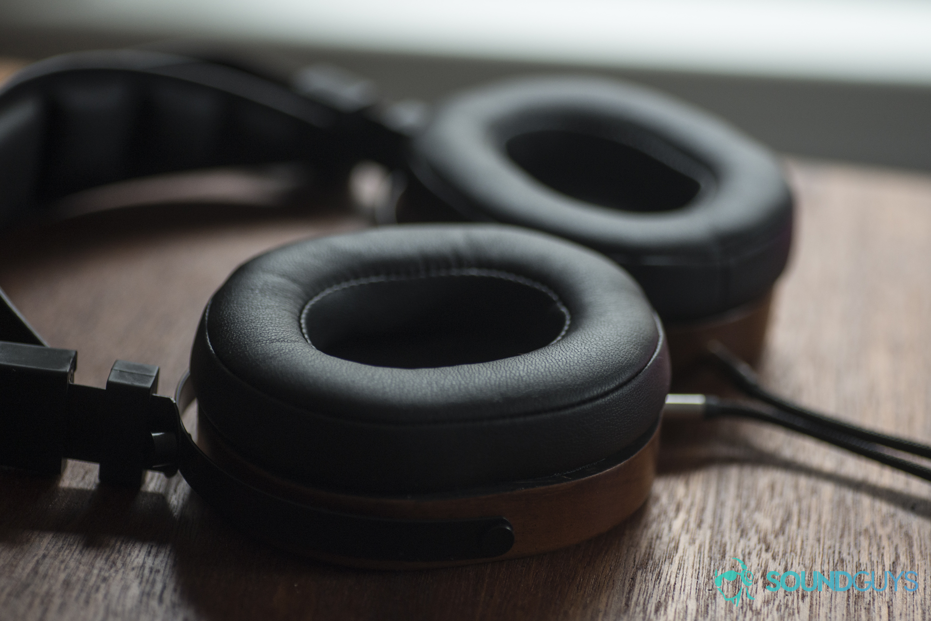 monoprice-monolith-m565-ear-pads A photo of the Monoprice Monolith M565 and its ear cups.