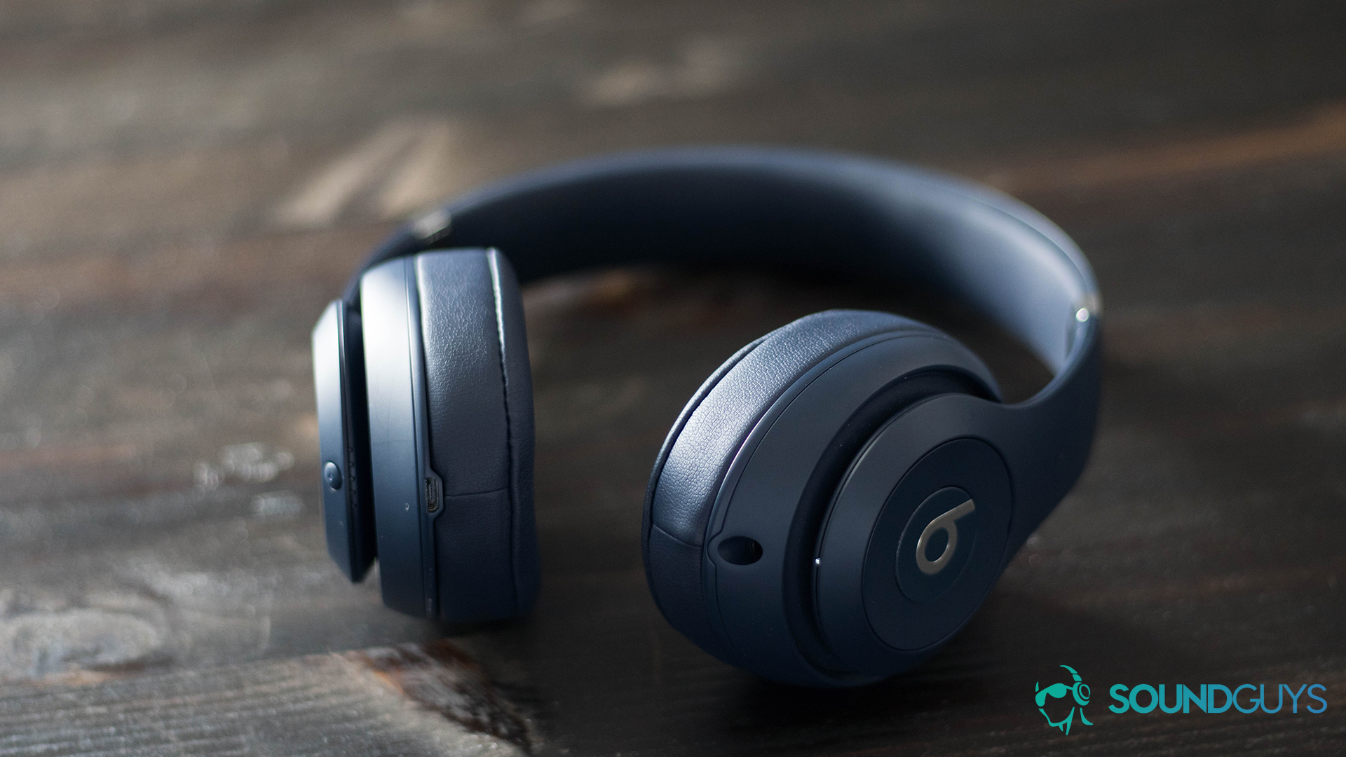 Even with a matte finish the Studio3 Wireless headphones don't pick up too many fingerprints.