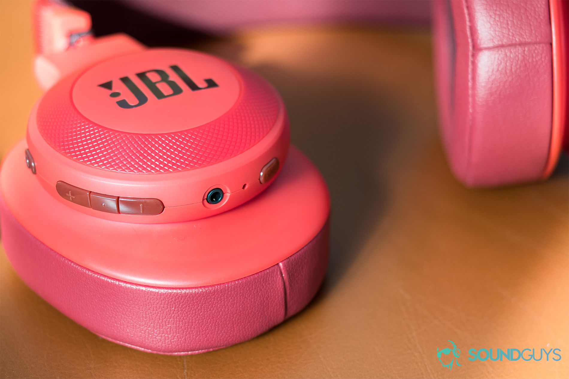 JBL_E55BT_LK_1 Located on the right ear cup are playback controls. Their flush positioning makes it difficult to actually control anything.