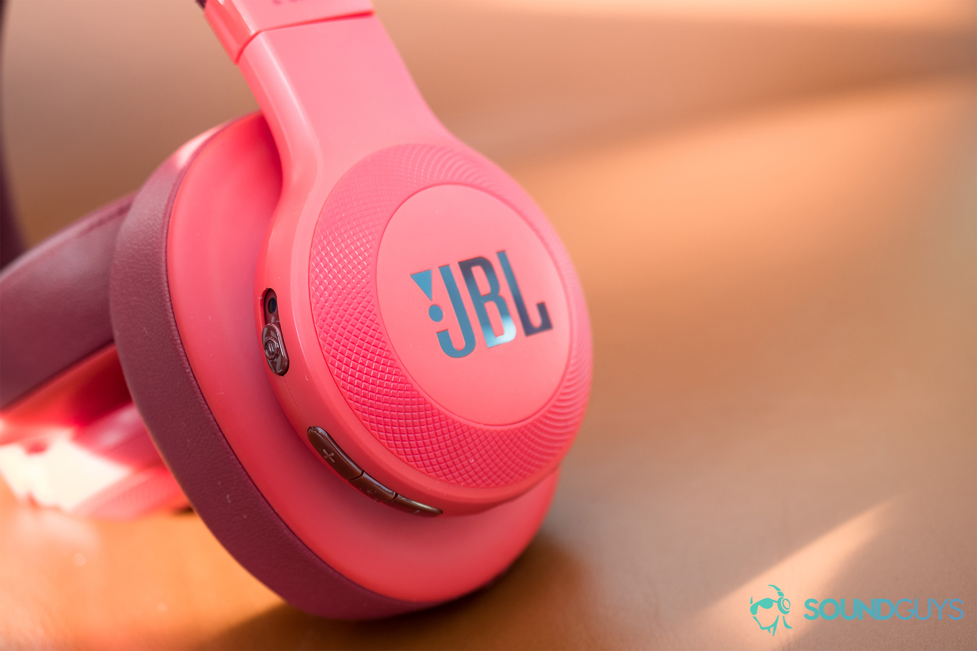 The power switch on the JBL E55BT is easy to accidentally push, resulting in a lot of unintentional shutdowns.
