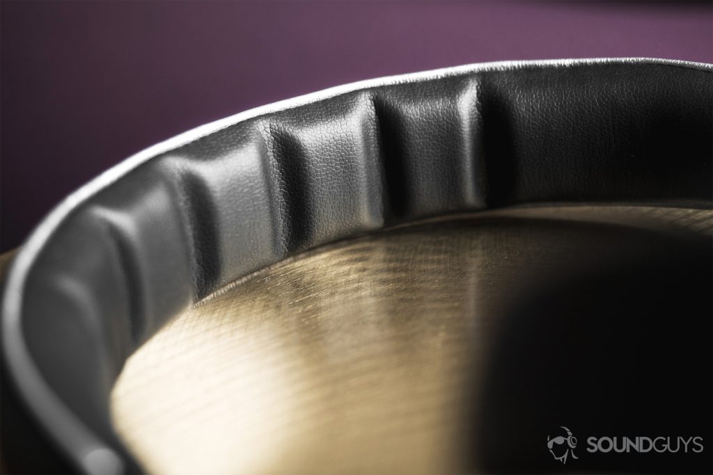 1More Triple-Driver Over-Ear review: A close-up of the notched headband architecture.
