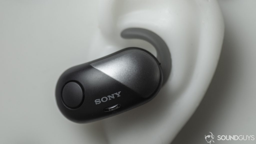 Meilleur casque de rentrée: les véritables oreillettes sans fil Sony WF-SP700N dans une oreille moulée.