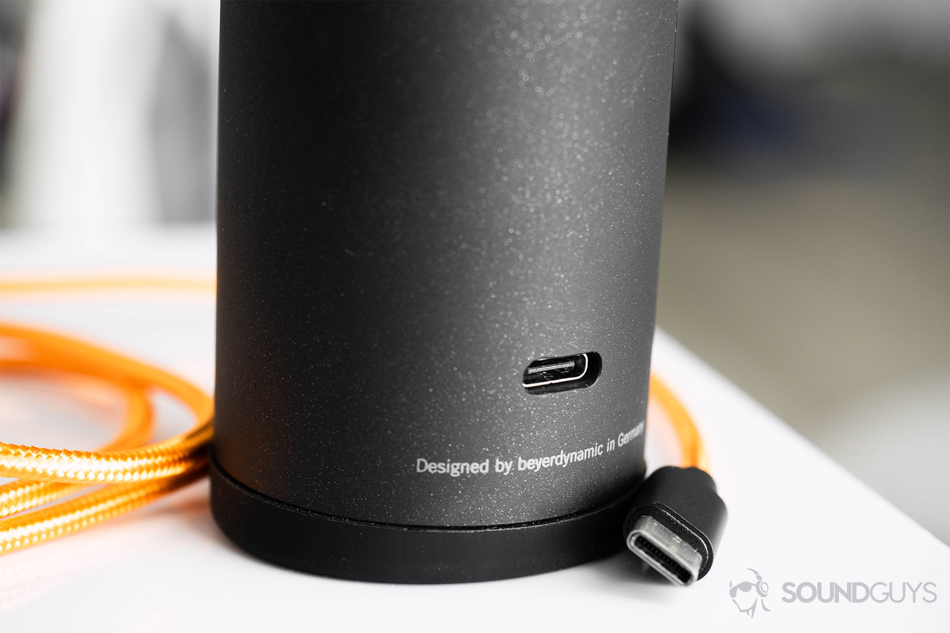 Beyerdynamic_Fox USB mic-2 Beyerdynamic Fox USB mic: An image detailing the rear USB-C input of the microphone with the USB-C cable next to it.