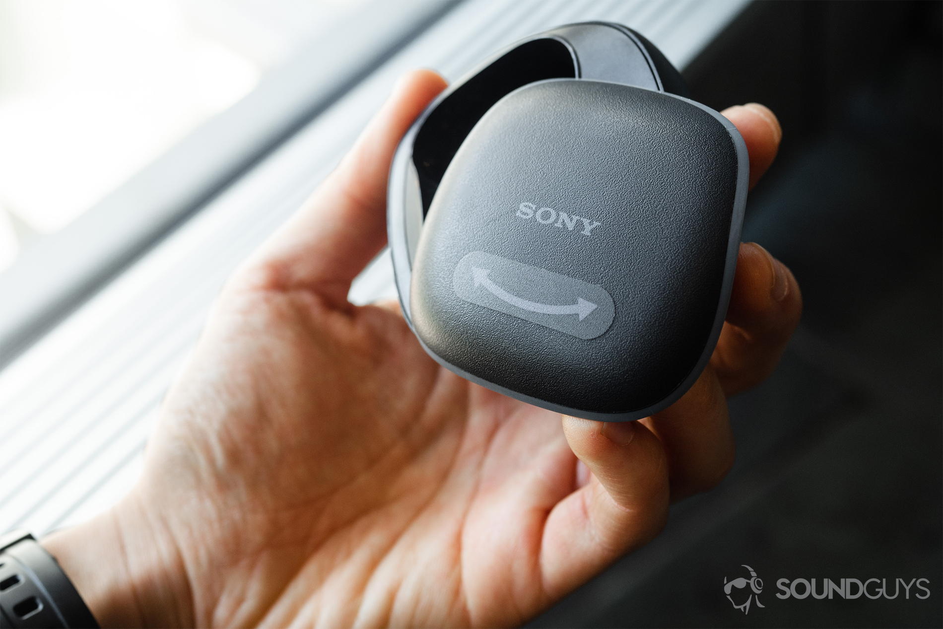 Sony WF-SP700N: The charging case in the hand.