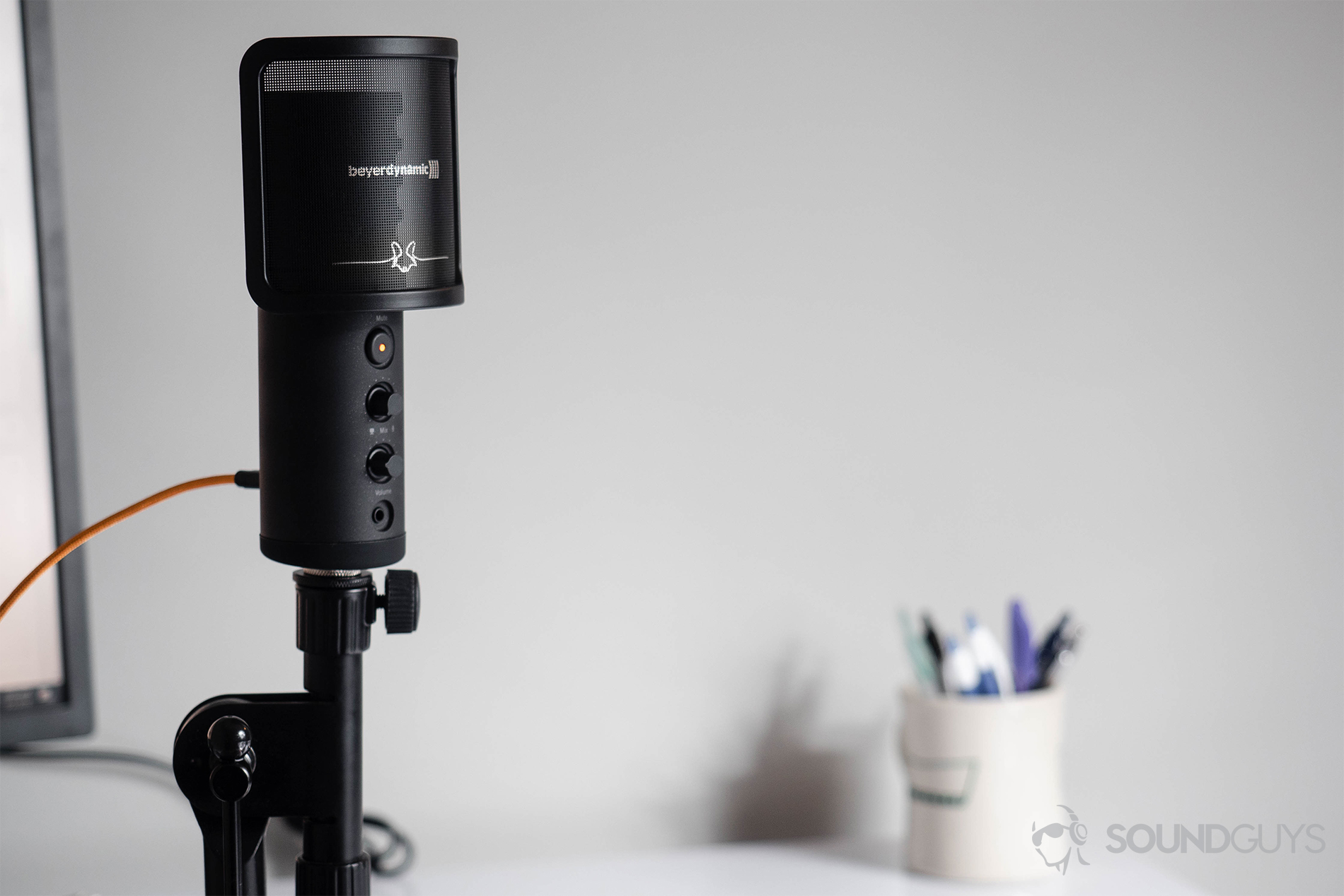 Beyerdynamic_Fox USB mic-8 Beyerdynamic Fox USB microphone: The microphone resting on a mic stand via the included adapter.
