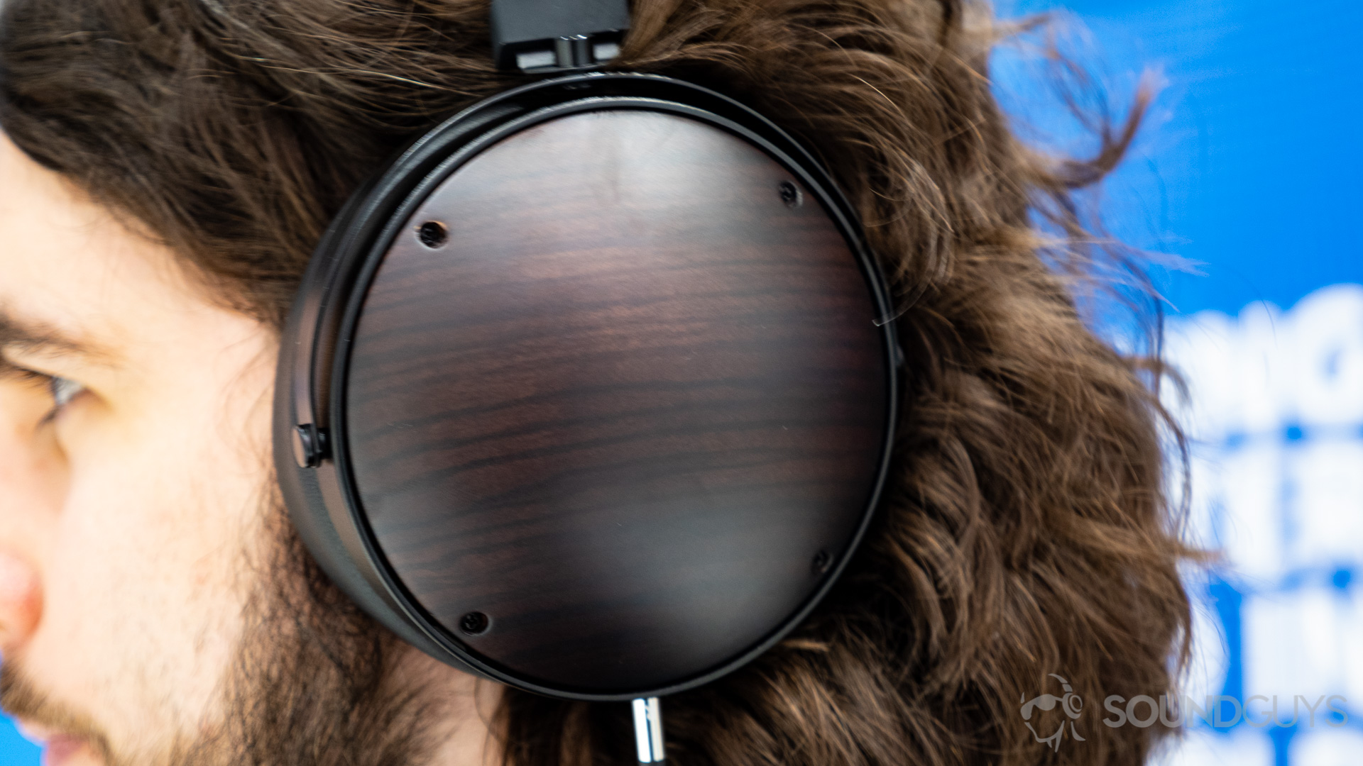 Monoprice-M1060C-IFA-2018-SoundGuys-5 A photo of a man wearing the Monoprice Monolith M1060C.