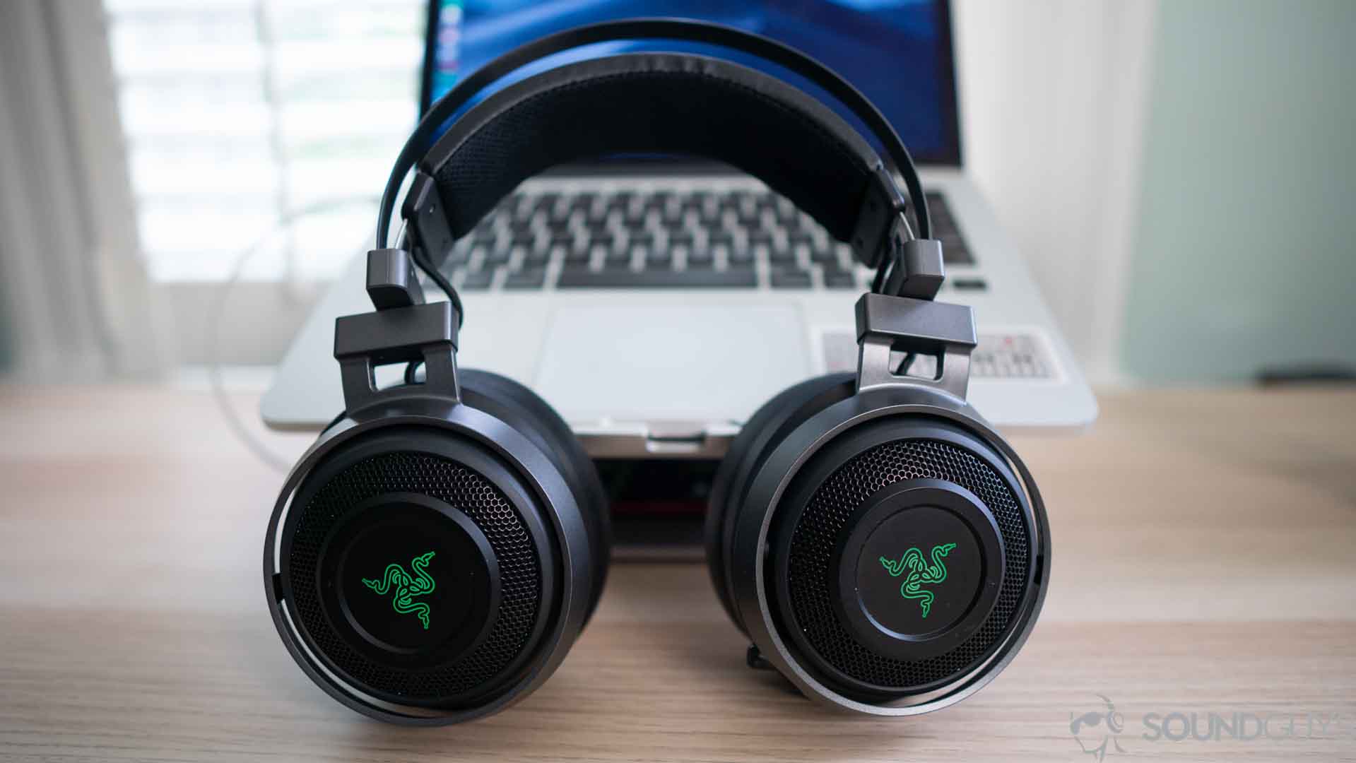 Razer Nari Ultimate-2 The headband of the Razer Nari Ultimate is self-adjusting.
