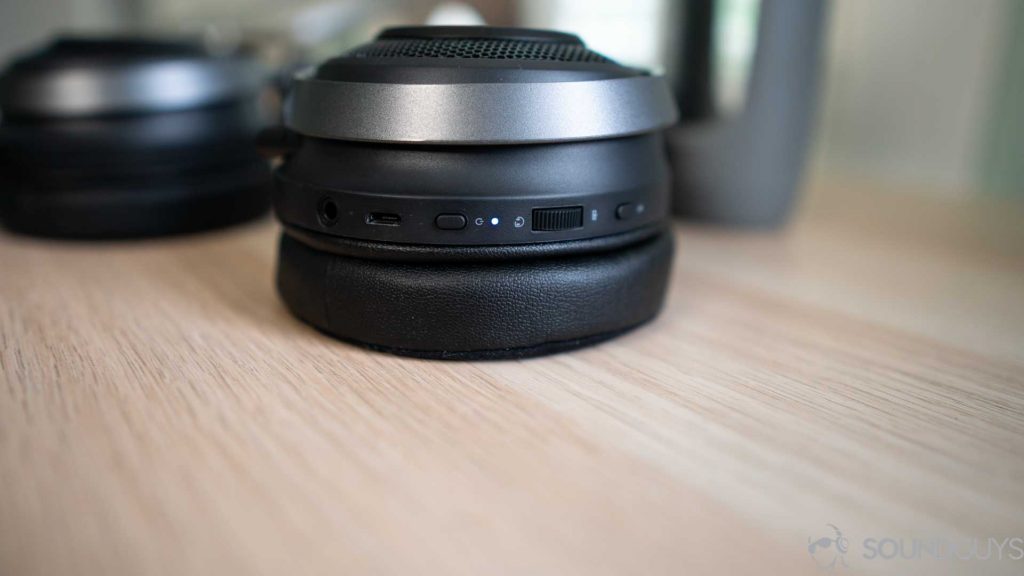 Les commandes sur l'oreillette gauche du Razer Nari Ultimate.