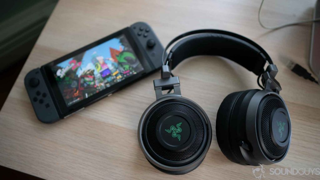 Le Razer Nari Ultimate photographié à côté du Razer Nari Ultimate.