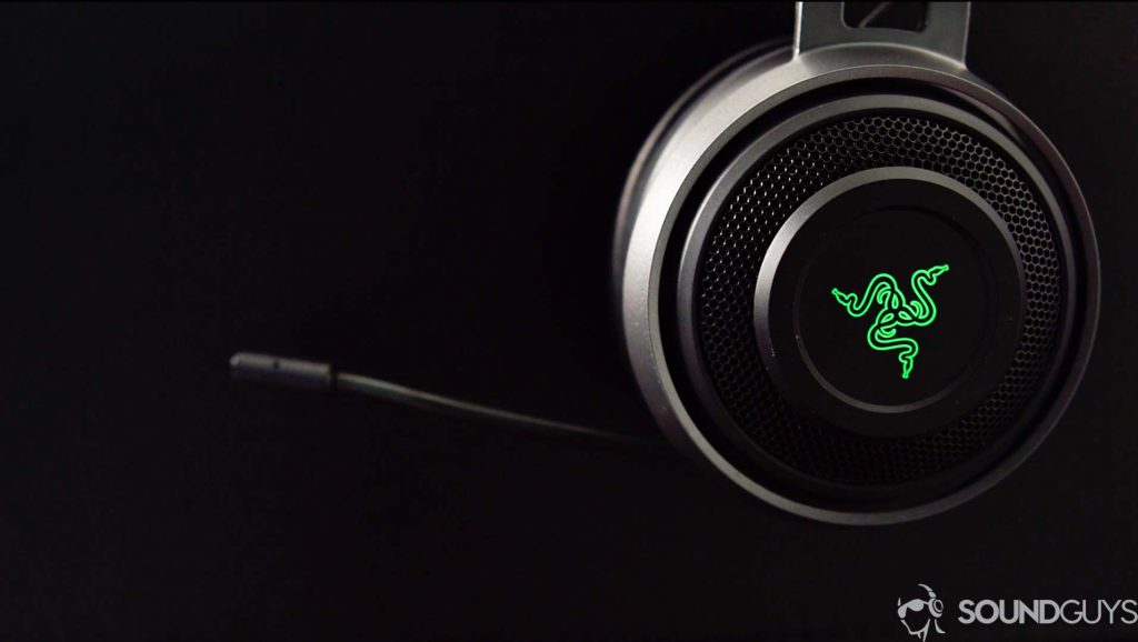 Sur la photo, le microphone du Razer Nari Ultimate.