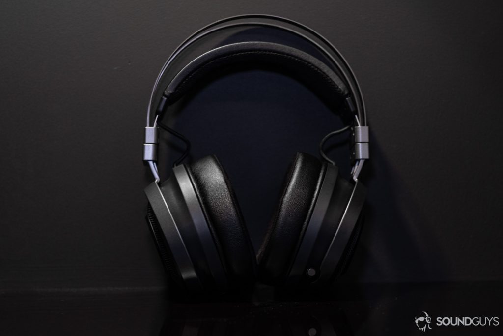 Sur la photo, l'ultime Razer Nari sur fond noir
