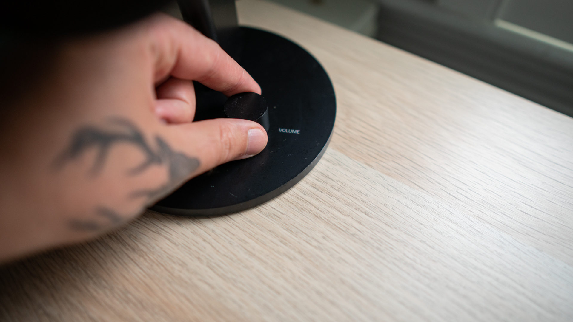 Razer Nommo Chroma-6 Adjusting the volume knob on the Razer Nommo Chroma.