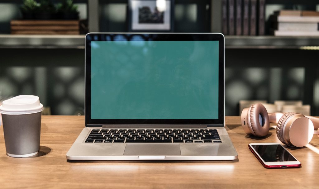 다른 드라이버 유형:왼쪽에 커피 컵과 오른쪽에 아이폰과 동적 헤드폰과 나무 책상에 맥북 노트북의 스톡 이미지.