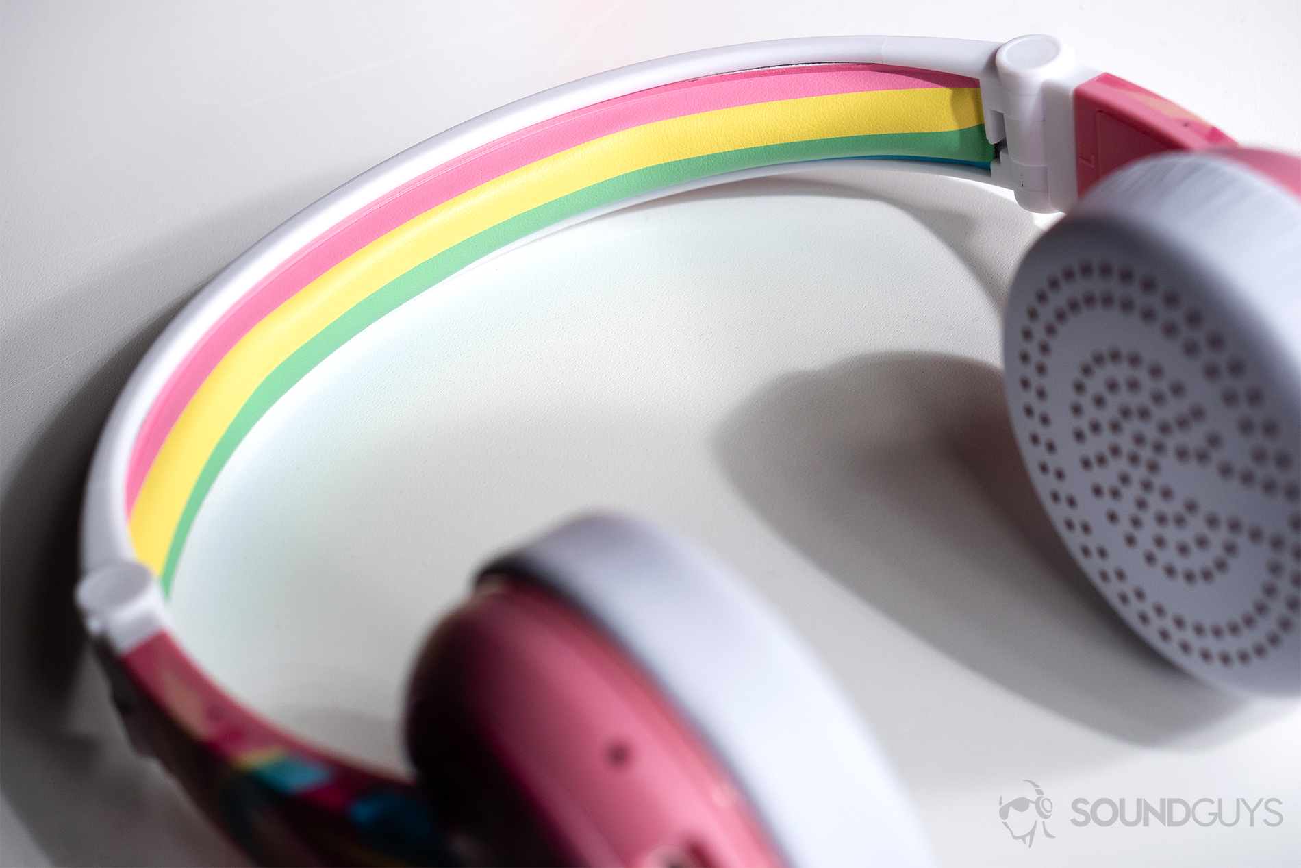 Buddyphones Wave: The interior of the headband, which features a colorful cushion.