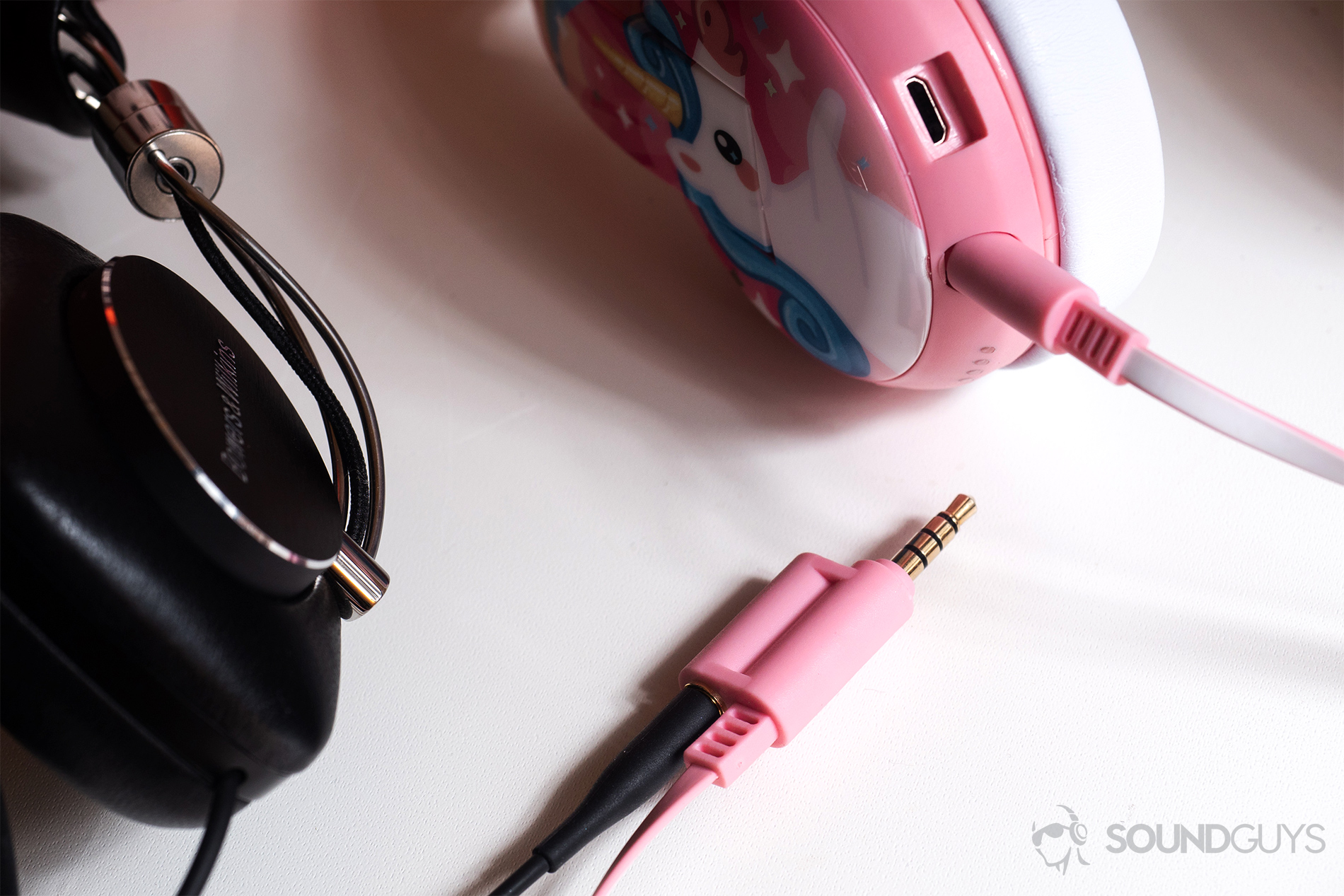 Buddyphones_Wave-4 Buddyphones Wave: An image of the cable splitter with the Bowers & Wilkins P5 Wireless plugged in.