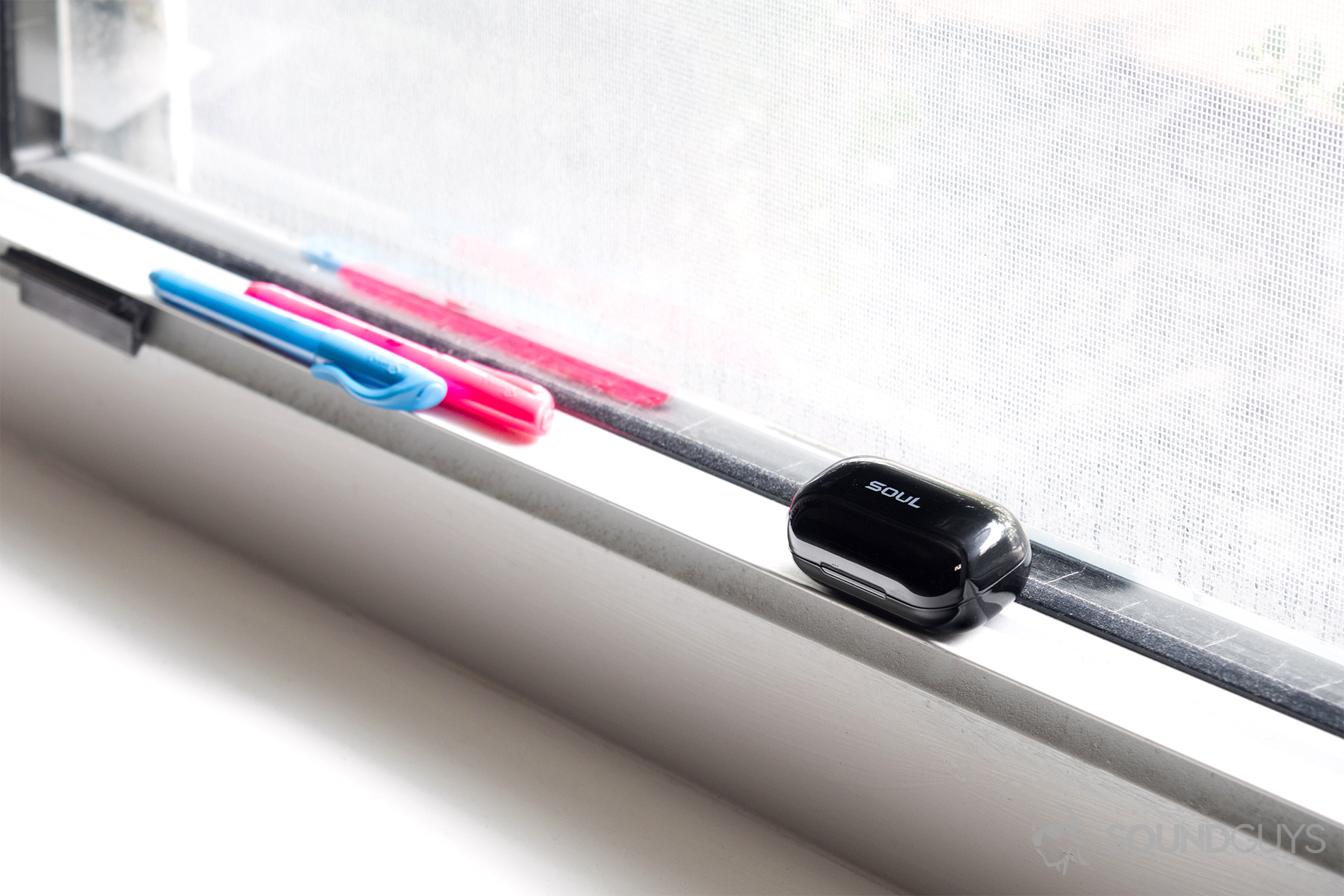 Soul_Emotion-2_LK Soul Emotion: The case resting on a windowsill with blue and pink highlighters next to each other.