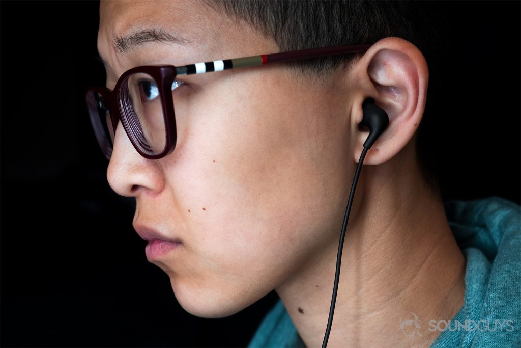 AiAiAi Pipe 2.0: A woman wearing the earbuds, profile view.