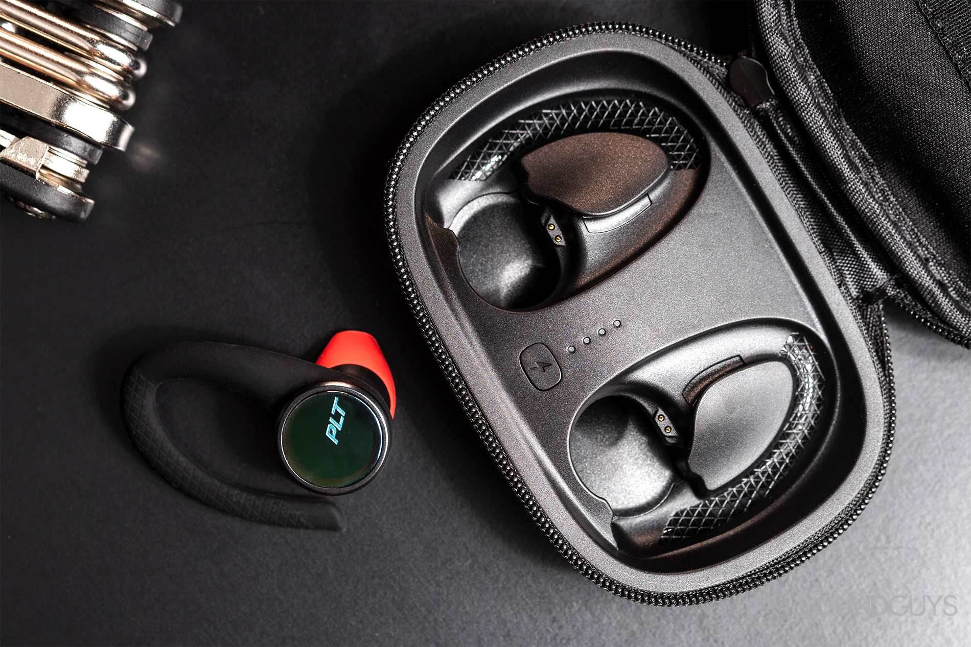 A picture of the Plantronics BackBeat Fit 3100 right earbud next to the open and empty carrying case.