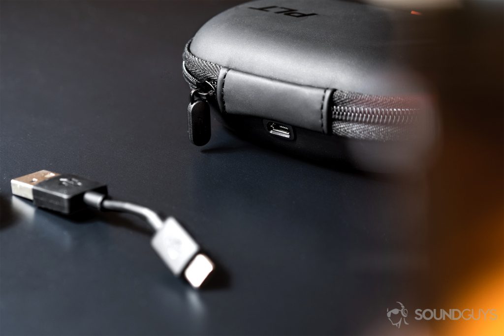 Plantronics BackBeat Fit 3100: An image of the micro-USB input on the carrying case and the short cable provided by the company.