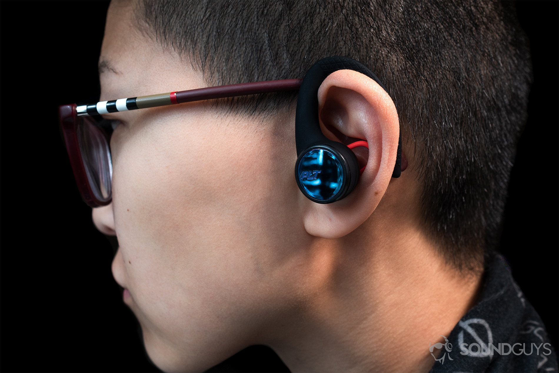 Plantronics_BackBeat Fit 3100-7 Plantronics BackBeat Go 410 comparison: A woman wearing the earbuds in profile view to show the size.