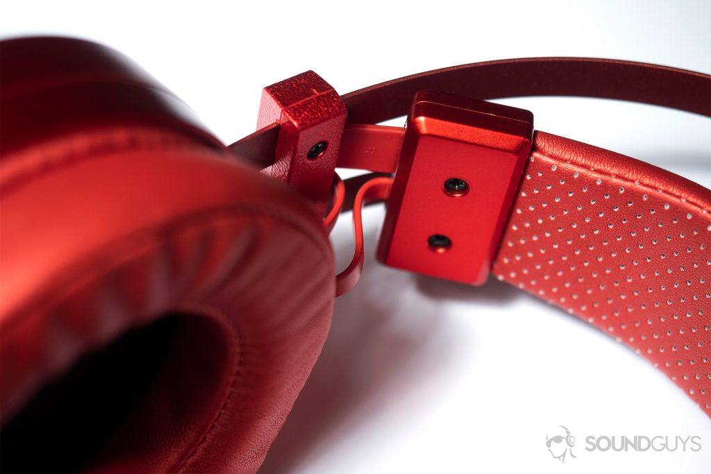 Aukey 7.1 Gaming Headset: Close-up of the suspension headband mechanism.
