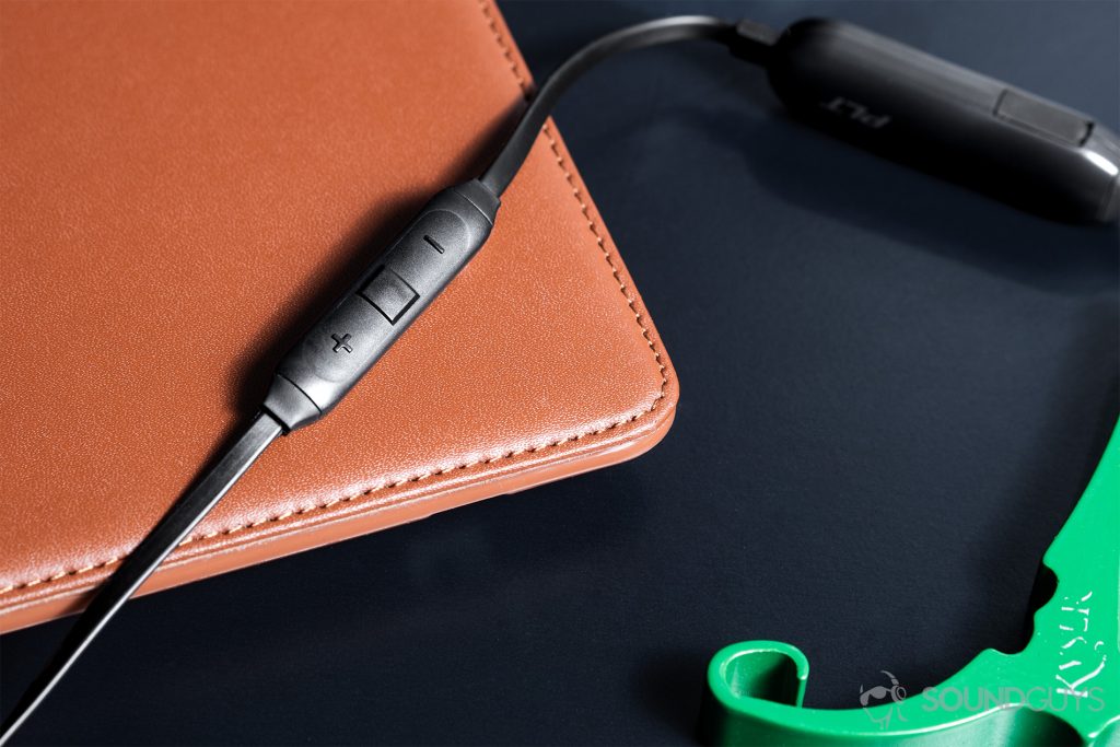 Plantronics BackBeat Go 410: Angled image of the in-line mic and three-button remote.