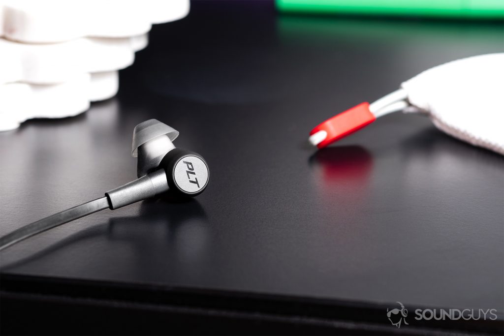 Plantronics_BackBeat Go 410: Image of an earbud adjacent to the included white mesh drawstring pouch.