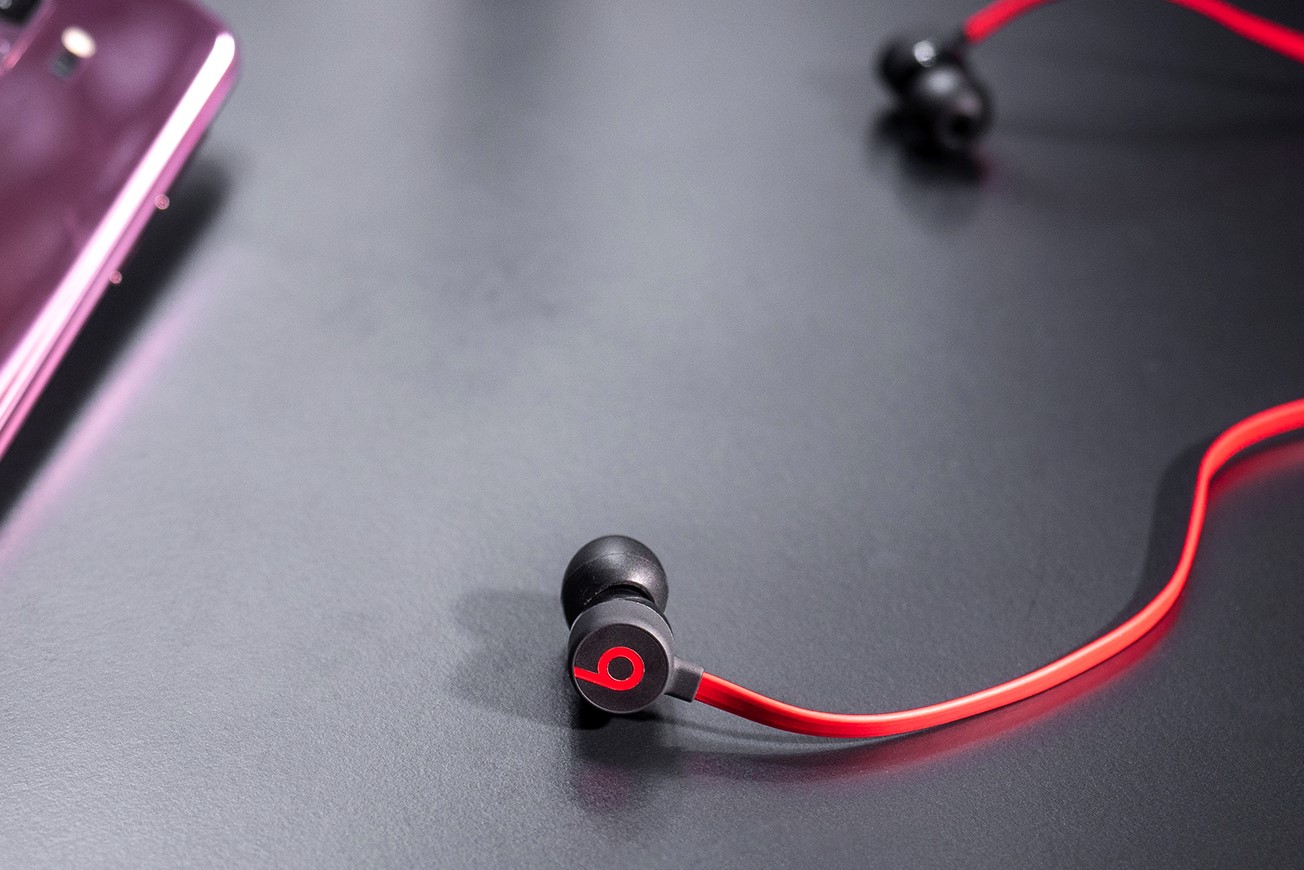 Beats_urBeats3-3a Beats urBeats3: The earbuds plugged into a Samsung Galaxy S9 (lilac).