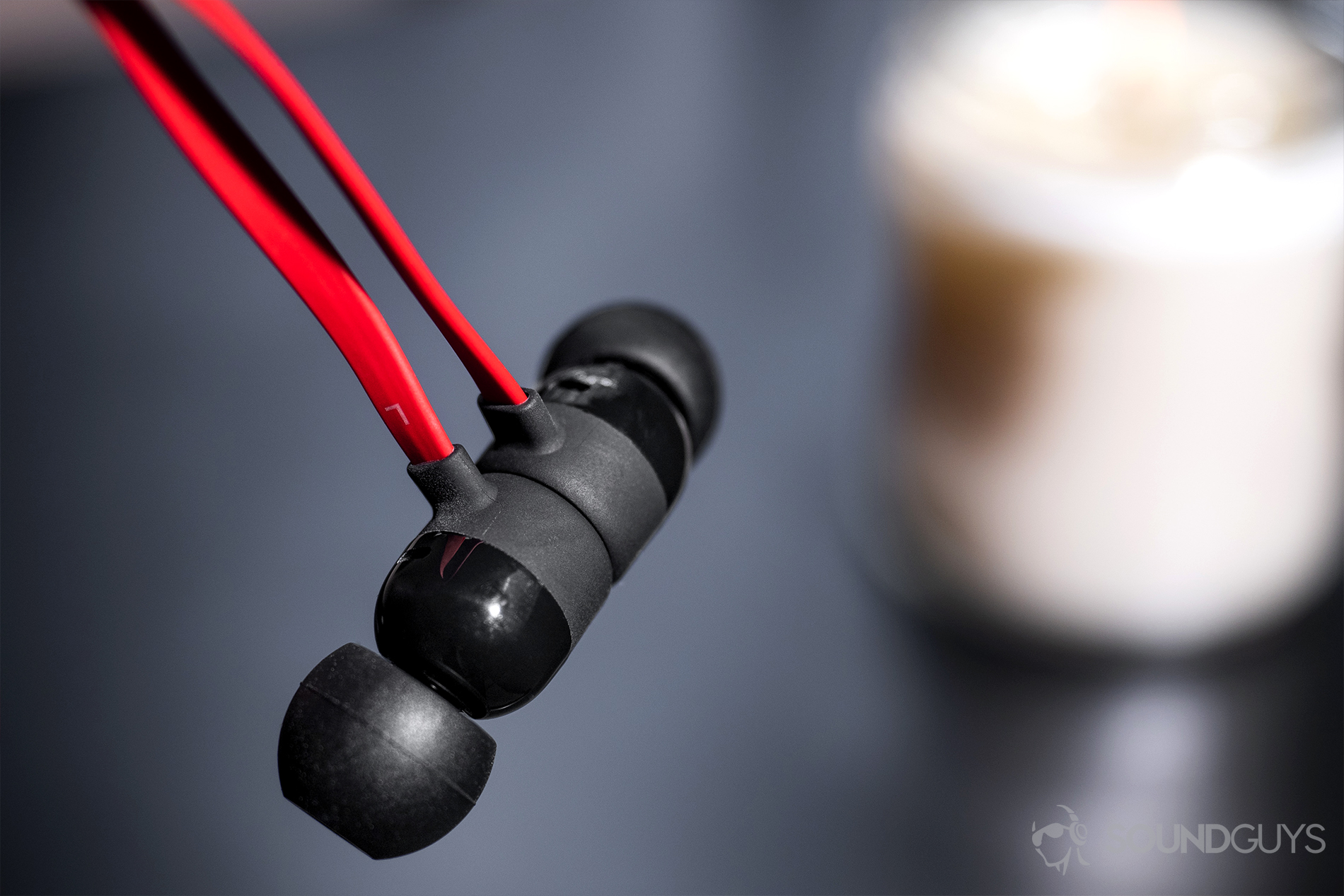 Beats urBeats3: Close-up of the earbuds magnetized together.