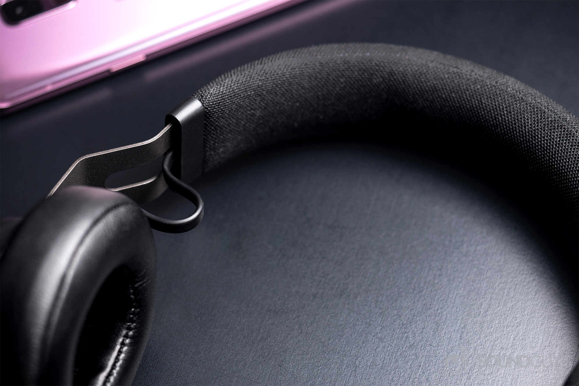 A photo of the Jabra Move Wireless to show the headband material.