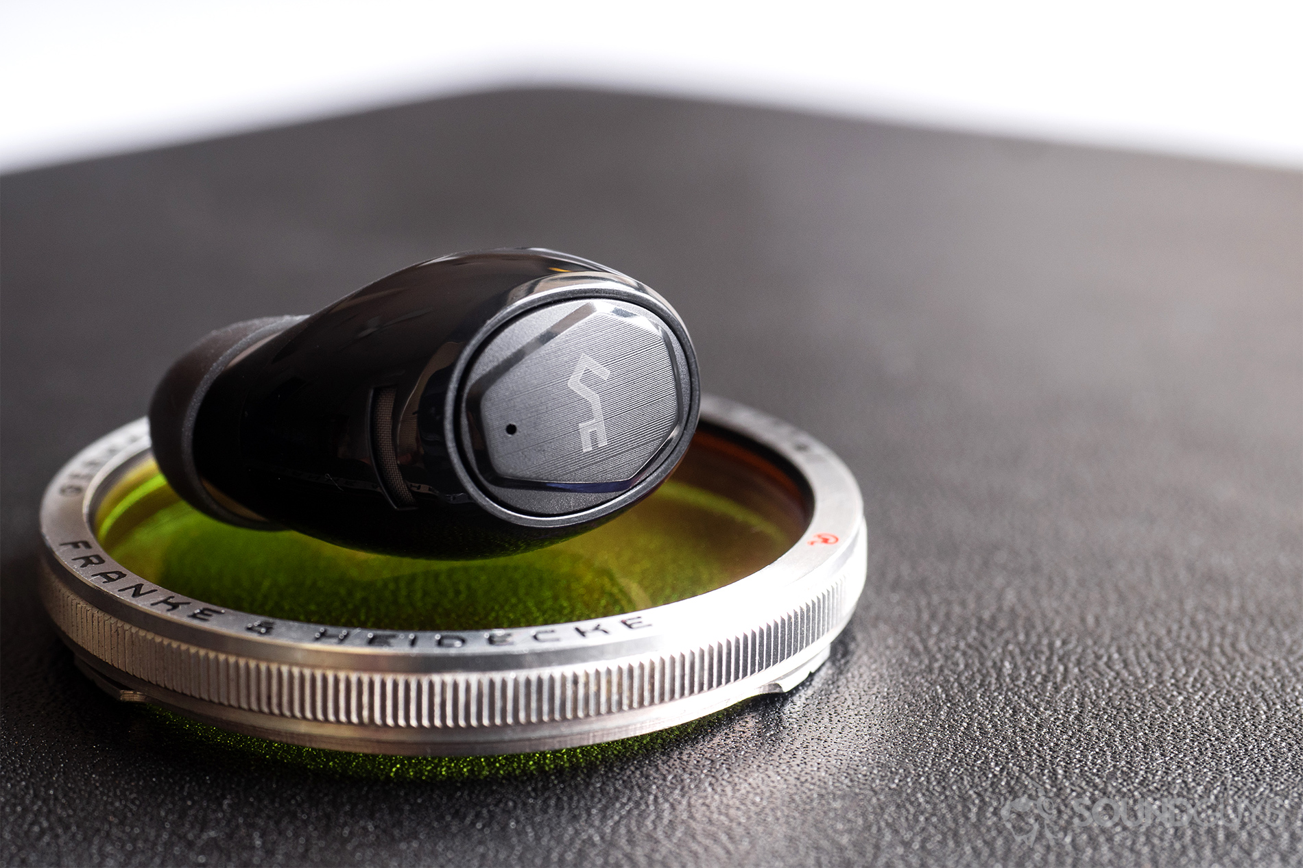 Aukey EP-T16 review: An earbud on a lens filter.