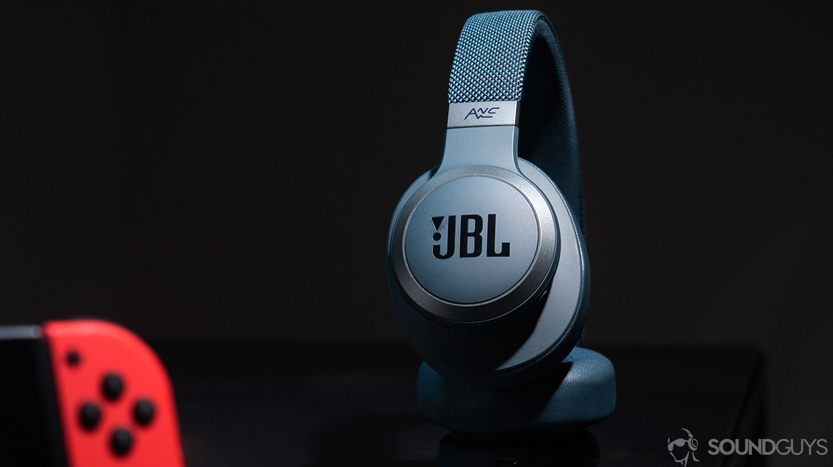 A picture of the JBL Live 650BTNC noise canceling headphones in blue on a table.