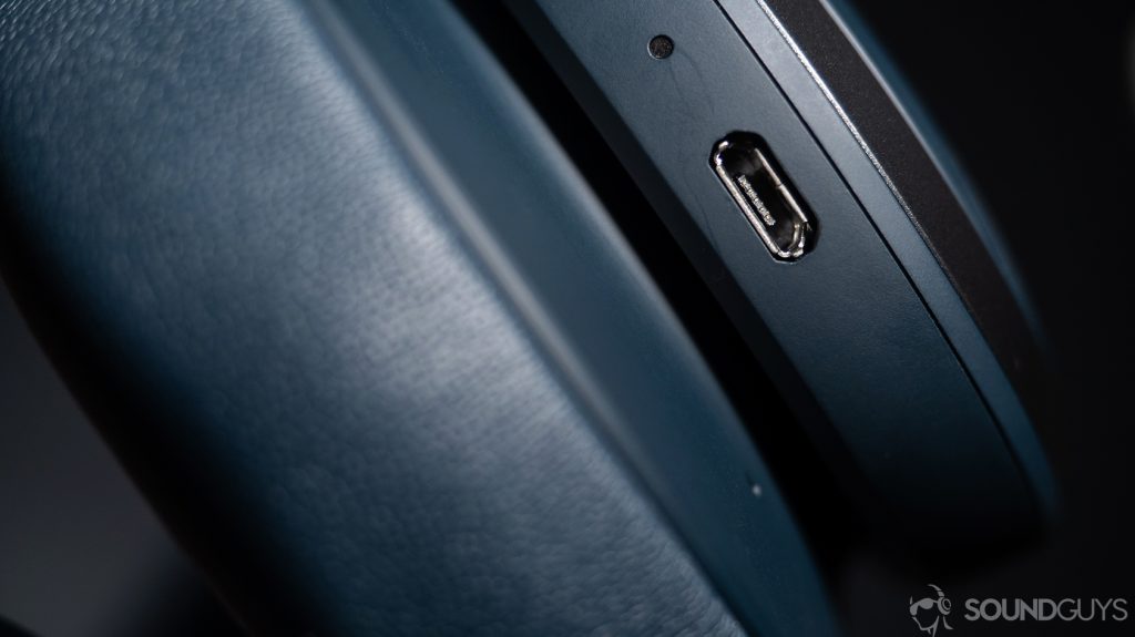 JBL Live 650BTNC: Close-up of the microUSB input.