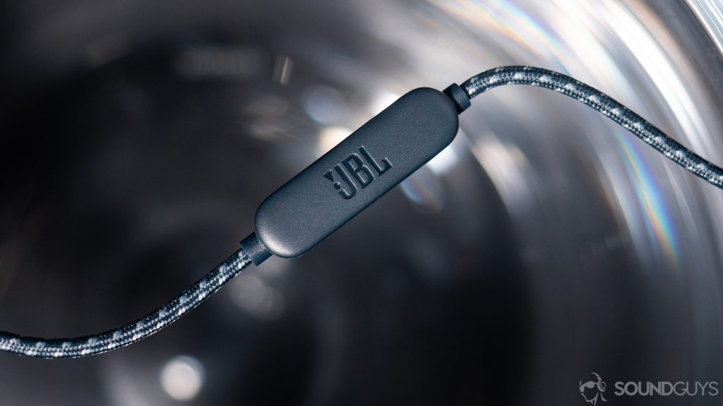 JBL Live 650BTNC: A close-up of the in-line mic and remote on the cable.