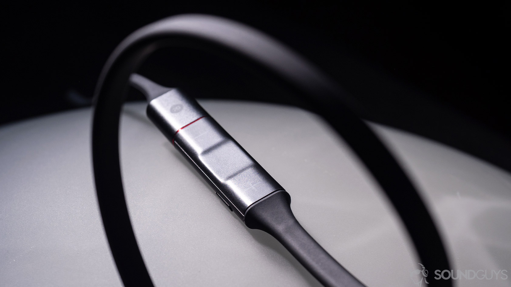 Huawei Freelace: close-up image of the three-button mic and remote module.