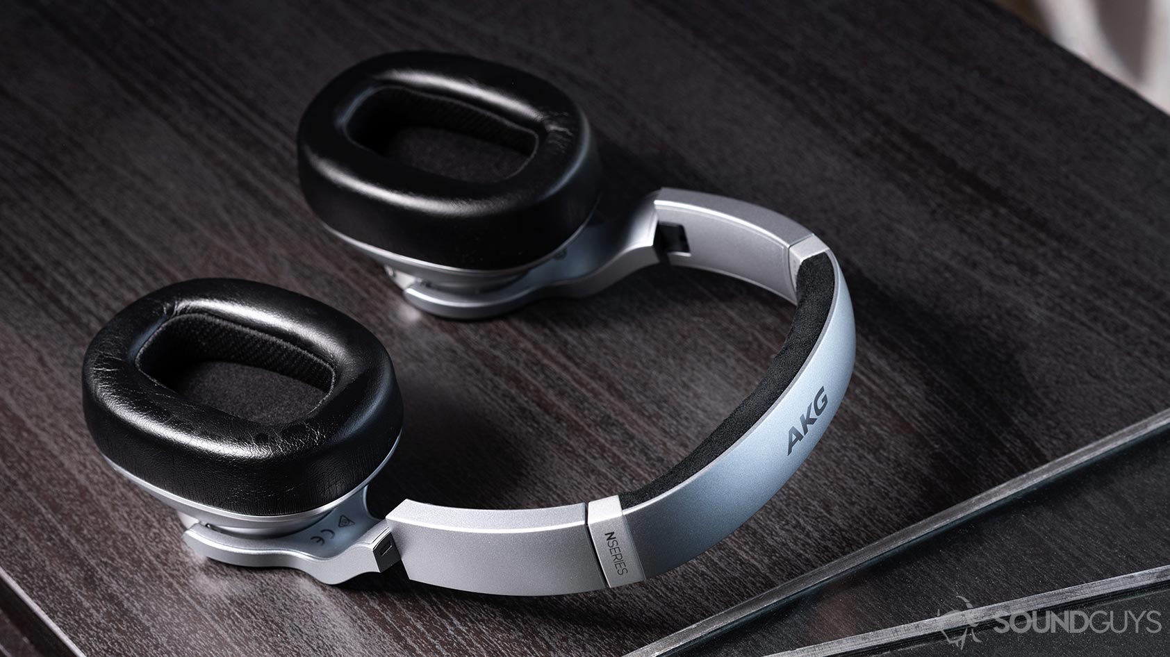 AKG_N700NC-1_headphones flat ear cushions AKG N700NC: The headphones lying flat on a table.