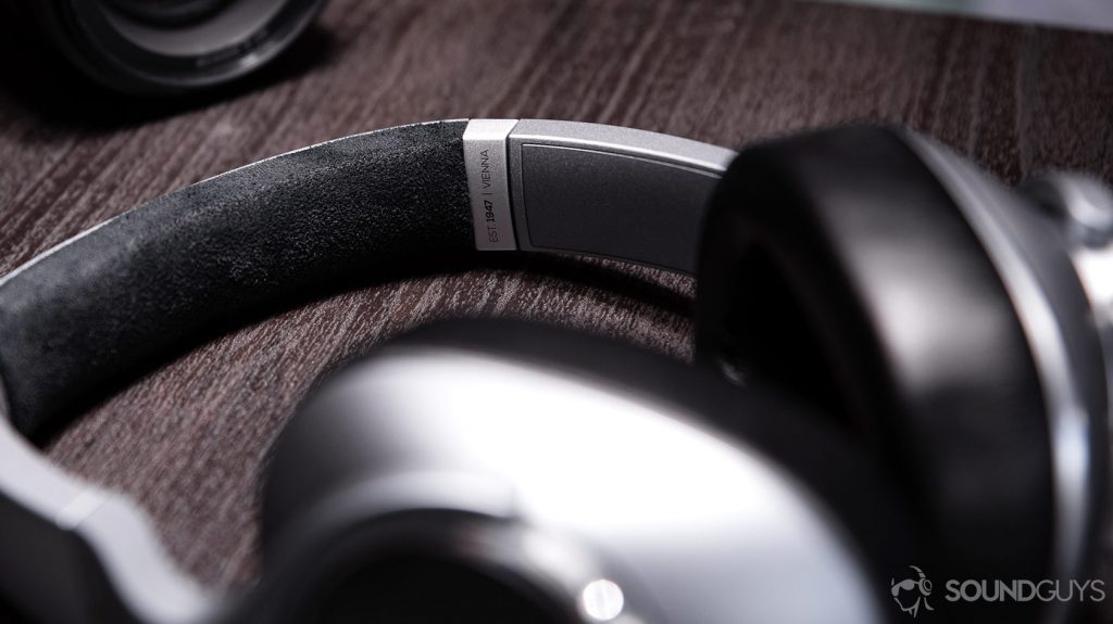 AKG N700NC: Close-up of the headband material and hinge.