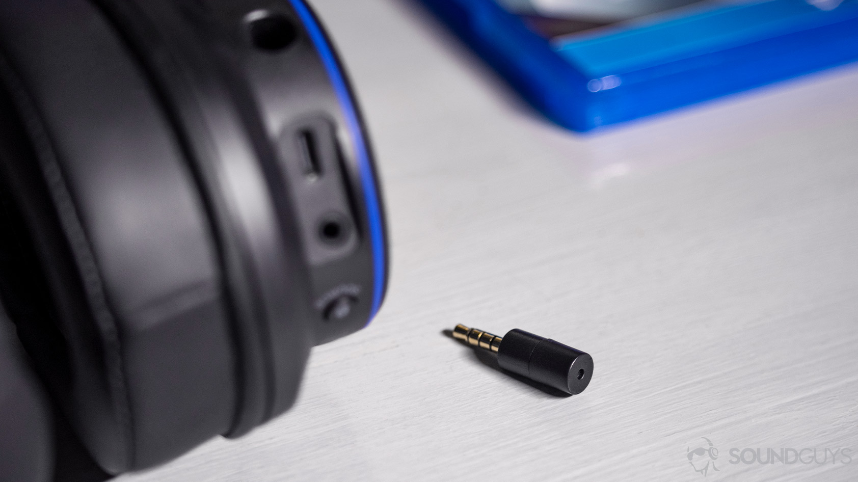 Creative SXFI Air: Close-up of the NanoBoom mic removed from the headset.